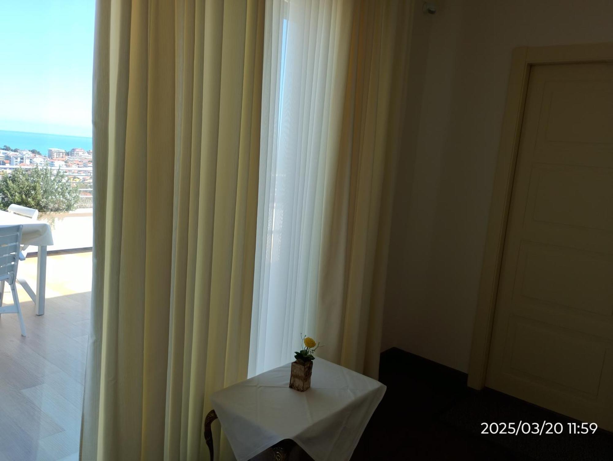 Hotel Just Blue Montesilvano Marina Exterior foto
